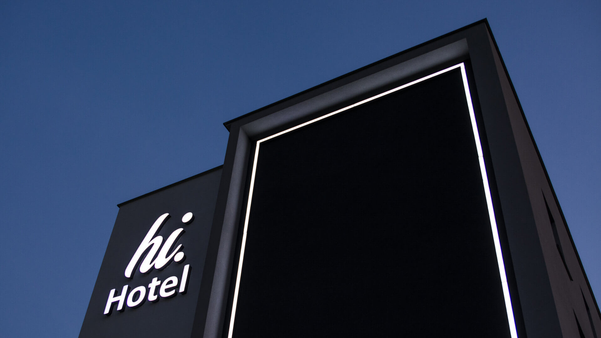 Hallo Hotel HiHotel - hi-hotel-neon-an-der-Wand-neon-an-der-Außenseite-hotel-neon-gerade-Ecke-weiß-neon-an-den-Kanten-neon-an-dem-Hotel-gdansk-lotnisko (15)